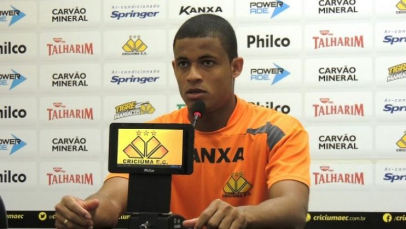 Penapolense anuncia contratação do zagueiro Joílson