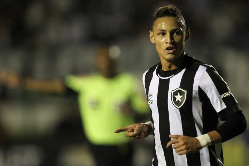 Cruzeiro e São Paulo acertam troca de Neilton por Hudson