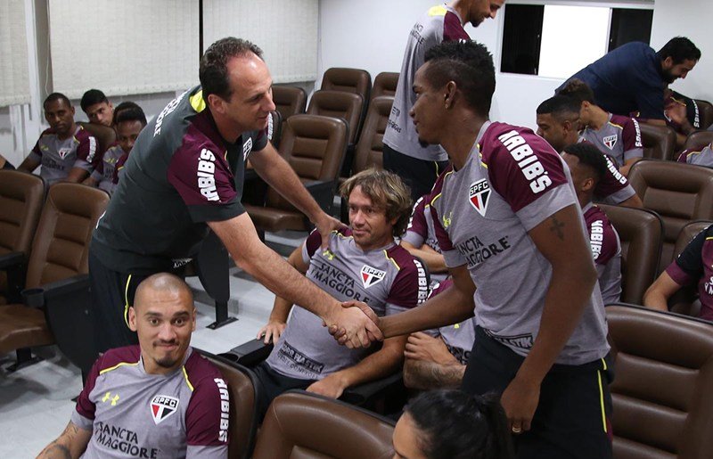 São Paulo se apresenta a Rogério Ceni