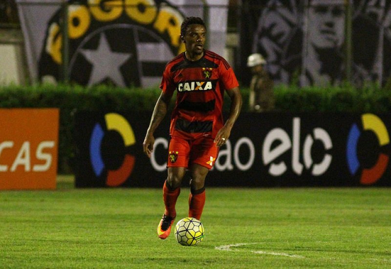 Corinthians encaminha contratação de volante