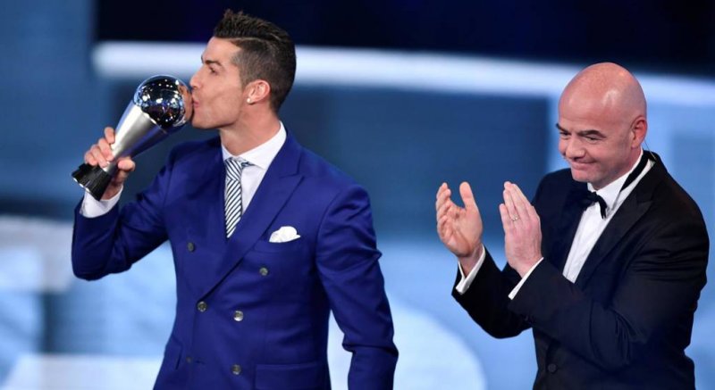 Cristiano Ronaldo vence quarto prêmio de melhor do mundo