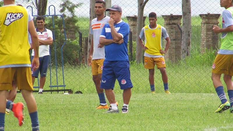 Edson Só começa definir time titular do Penapolense