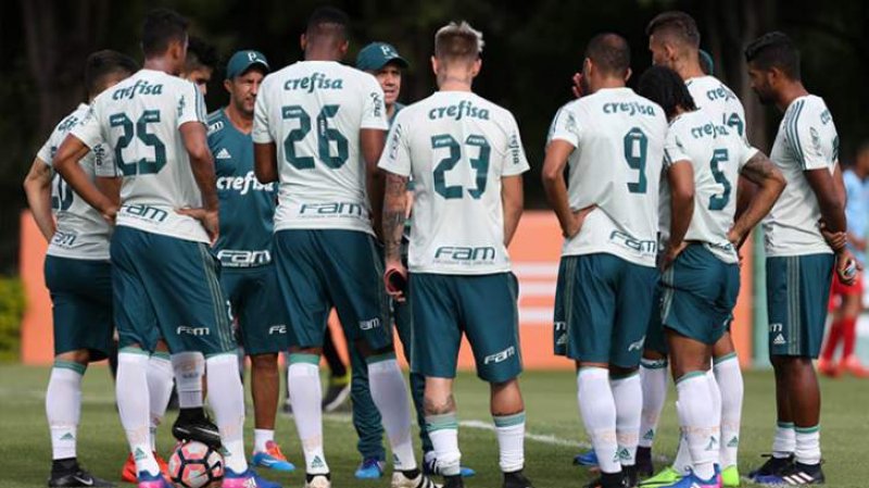 Palmeiras inicia caminhada contra 