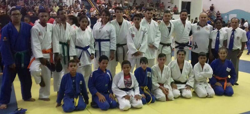 Professor de judô e auxiliar participam de credenciamento