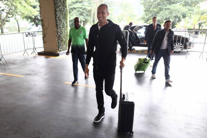 Tite comanda treino leve em seu retorno ao CT Joaquim Grava