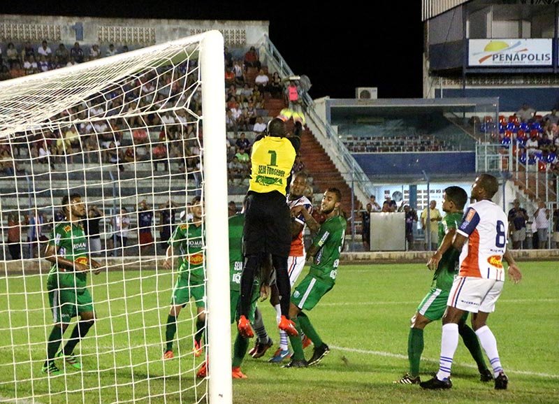 C.A. Penapolense vence e fica perto do G-4