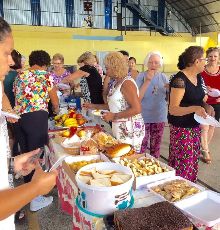 Alunas participam de café da manhã