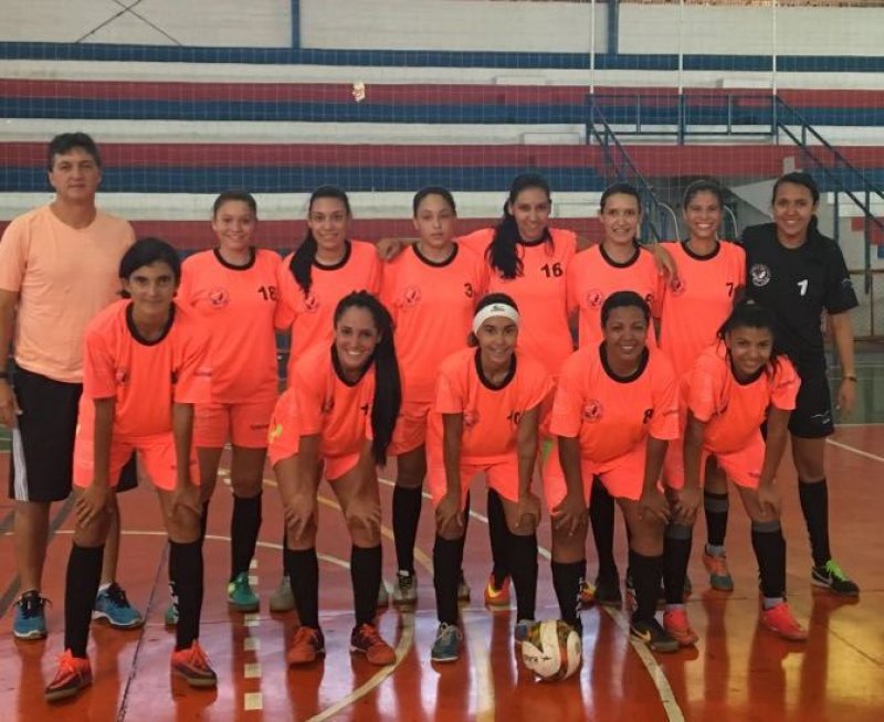 Futsal feminino vence triangular