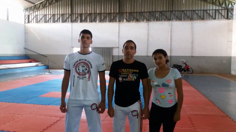 Voluntário oferece aulas de capoeira