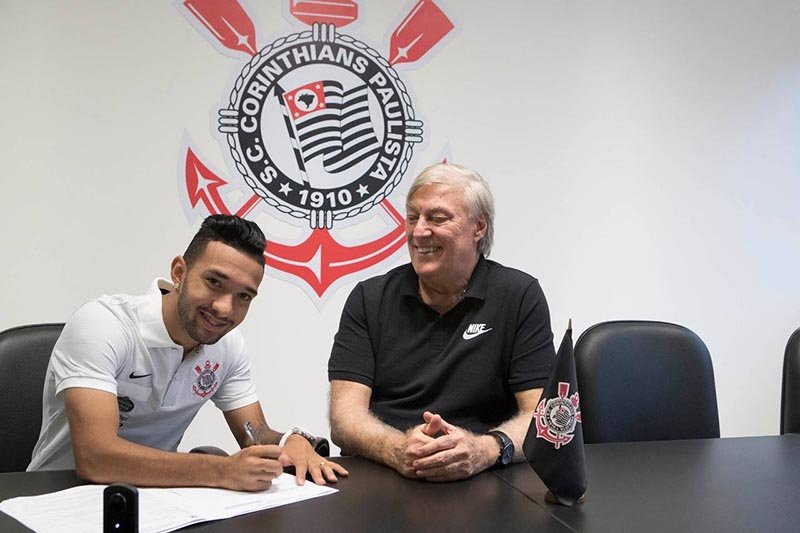 Corinthians acerta valores e anuncia contratação de Clayson