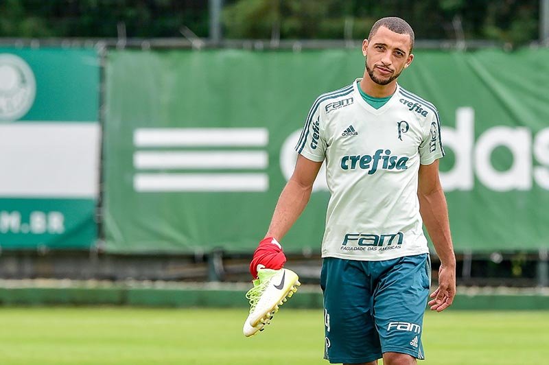 Palmeiras acerta transferência de zagueiro Vitor Hugo com Fiorentina