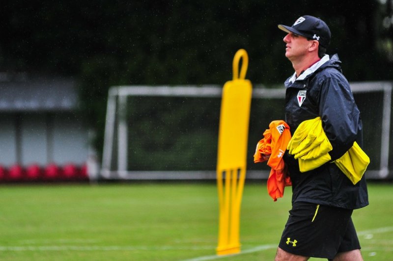 São Paulo treina para enfrentar o Avaí amanhã