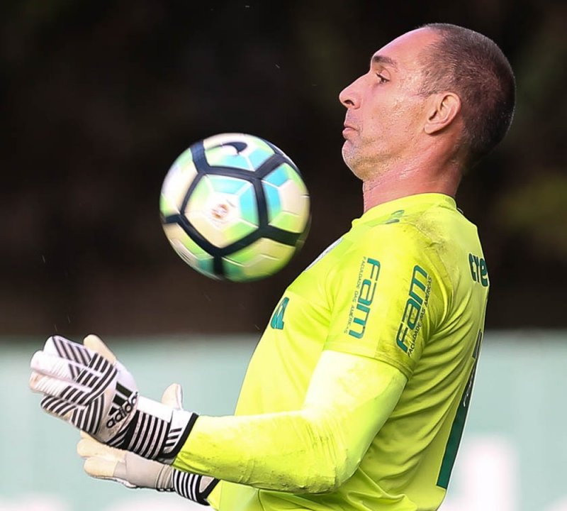De volta ao gol, Prass recebe confiança de Cuca