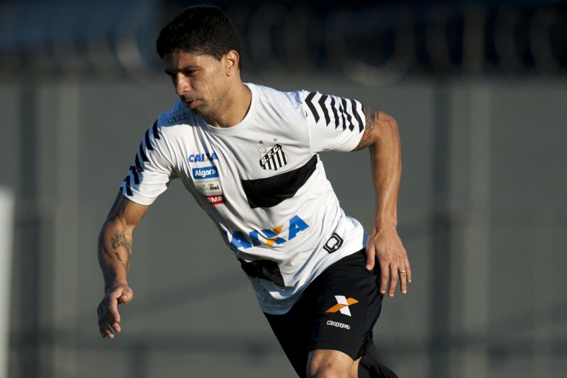 Renato sente dores em treino e deve desfalcar Santos