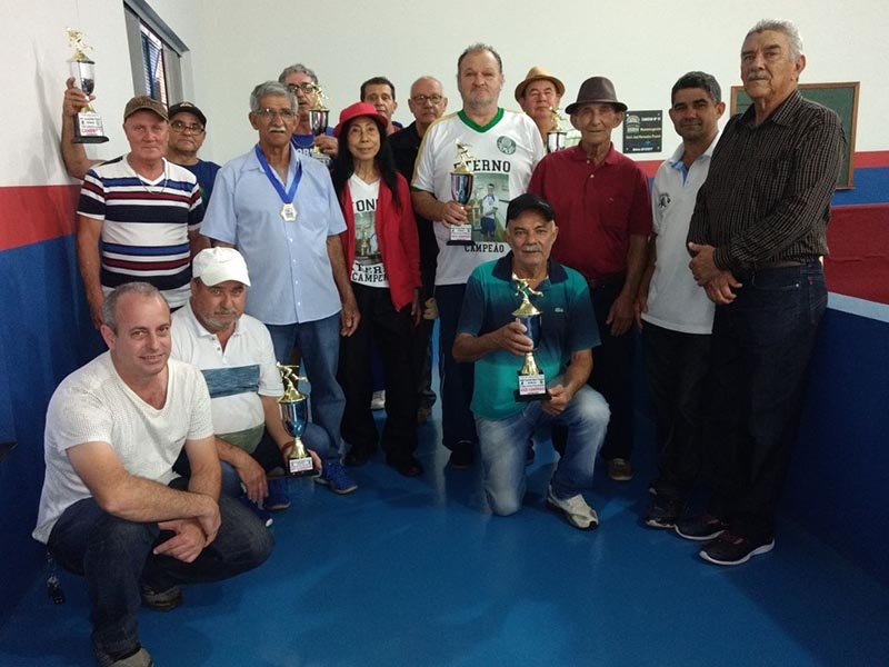 Carlos e Gilmar vencem torneio de bocha no clube Lago Azul