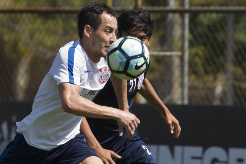 Rodriguinho é dúvida contra o Racing