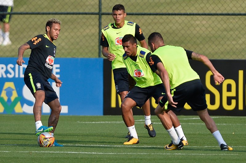 Neymar dá susto no primeiro treino da Seleção