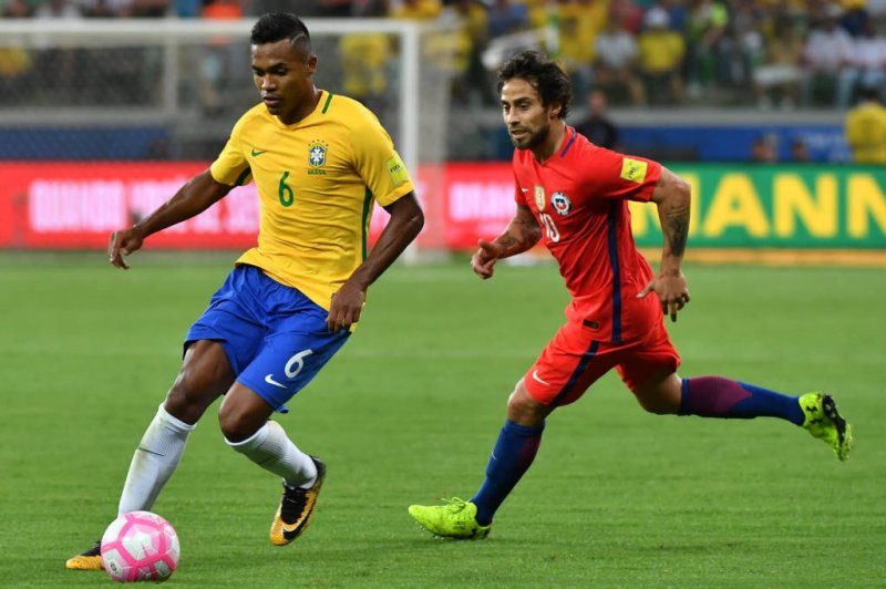 Tite afirma ter dúvida na lateral após atuações de Alex Sandro