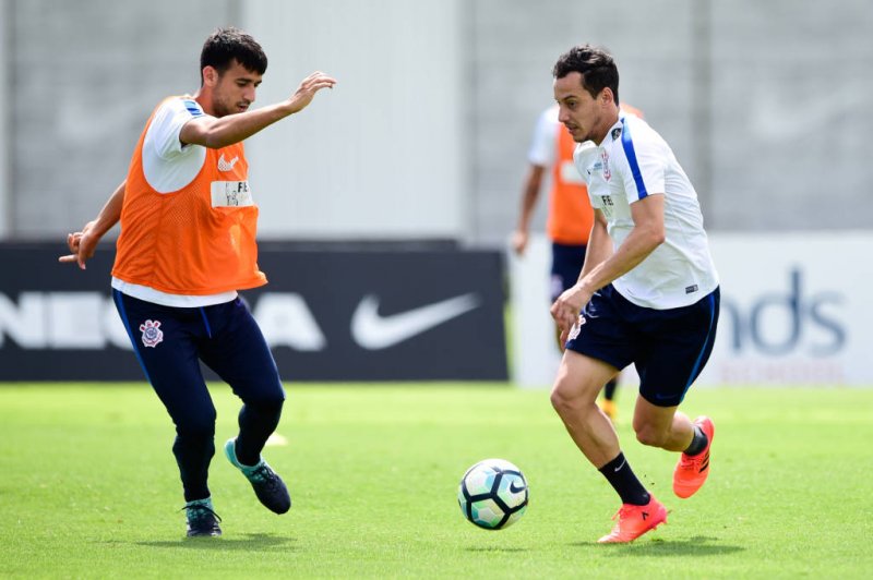 Pablo treina com bola, e Fábio Carille esboça Corinthians “ideal”
