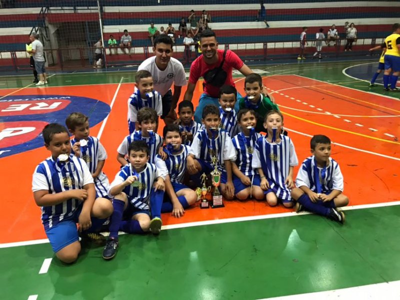 Lago Azul é campeão da Categoria Sub-8 do Torneio Sportlins Ferinhas de Futsal