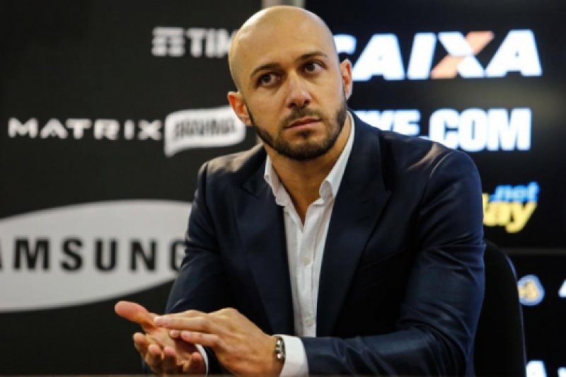 Alessandro admite sondagens e foca busca por zagueiro