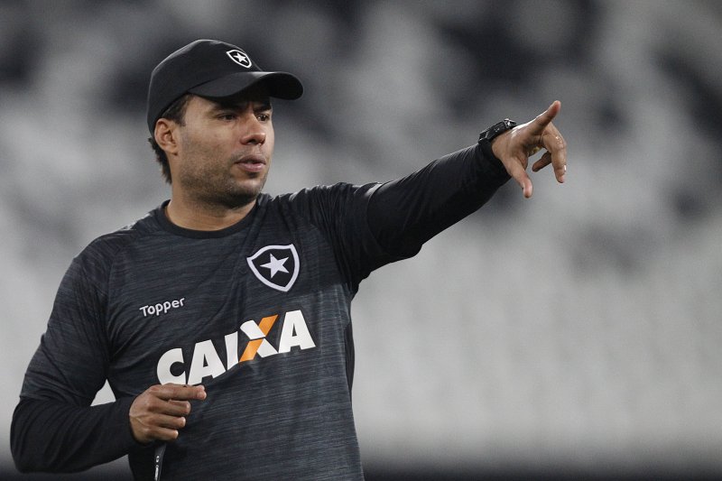 Santos acerta salários e fica perto de fechar com Jair Ventura
