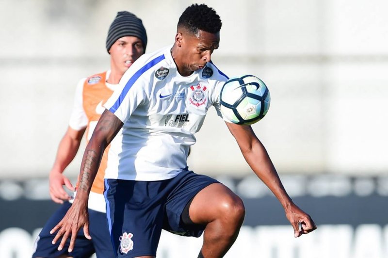 Após “bolada” por Jô, Corinthians evita inflação por novo camisa 9