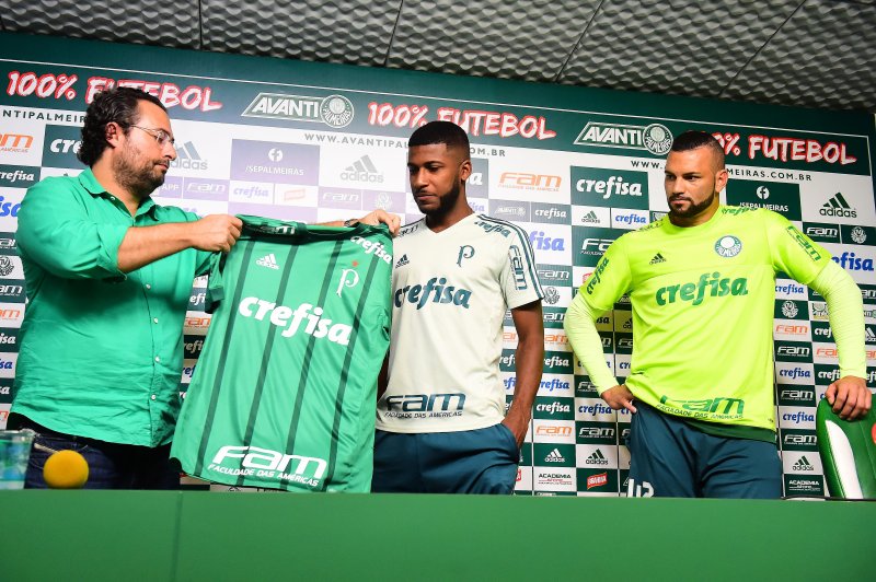 Palmeiras apresenta goleiro Weverton e zagueiro Emerson Santos