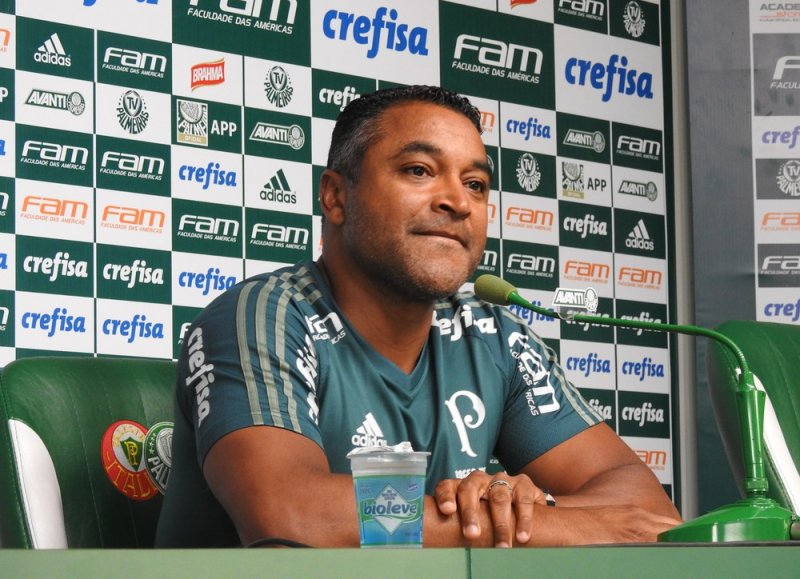 Roger espera repetir Palmeiras titular e não descarta Moisés