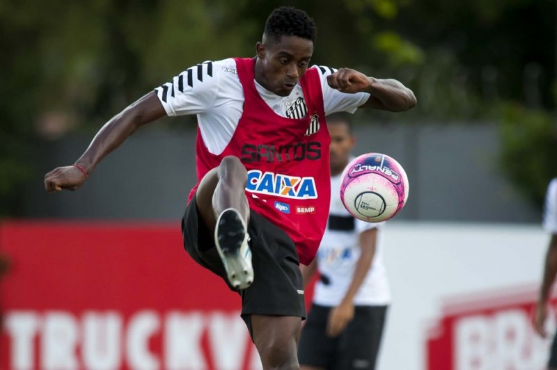 Jair testa Caju na vaga de Romário na equipe do Santos
