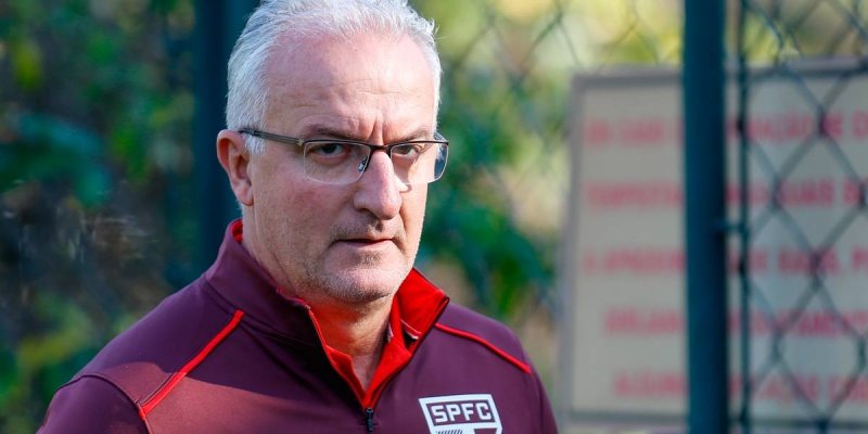 Dorival é cobrado em reunião, mas é mantido como técnico do São Paulo