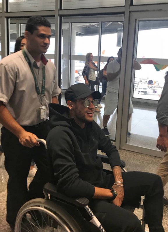 Neymar chega ao Brasil e médico aumenta prazo para recuperação: “Até três meses”