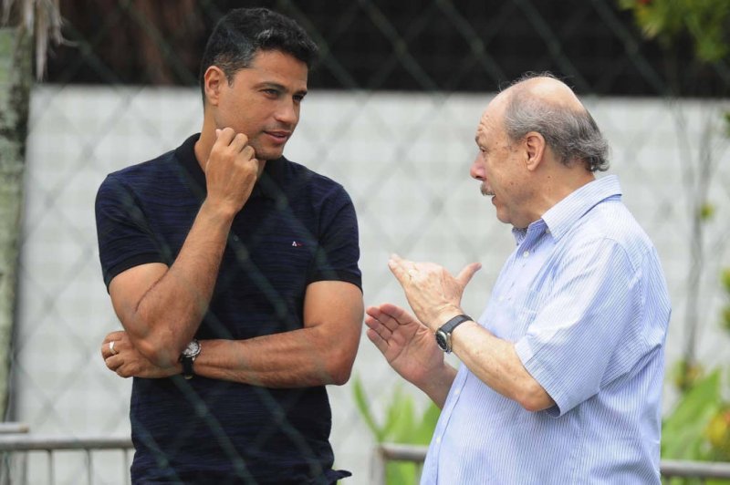 Saída de executivo e boa fase de reforços esfriam o Santos no mercado