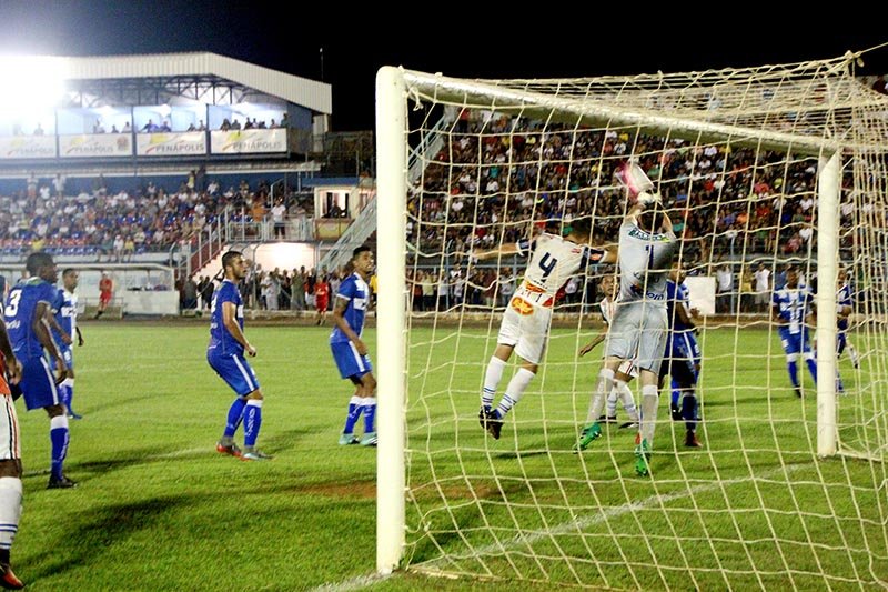 Penapolense empata e coloca G-4 em risco