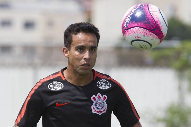 Jadson deixa treino com dores na coxa