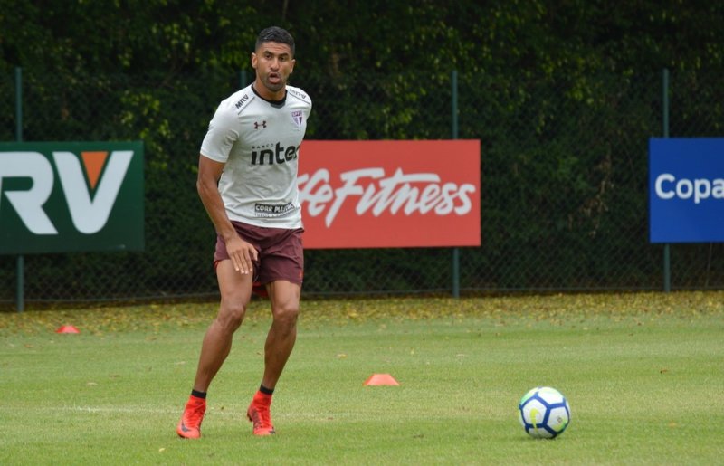 Com dores, Tréllez não treina no São Paulo e deve ficar fora contra o São Caetano