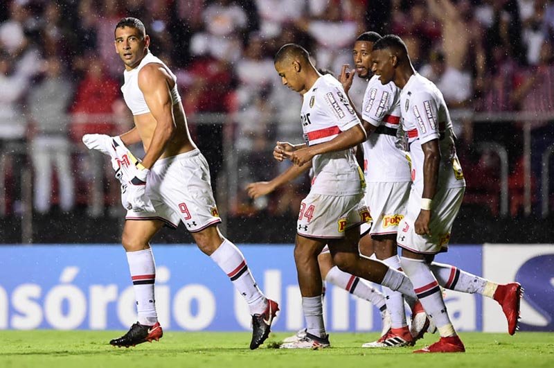 São Paulo confirma lesão, e Valdívia deve perder primeira semifinal