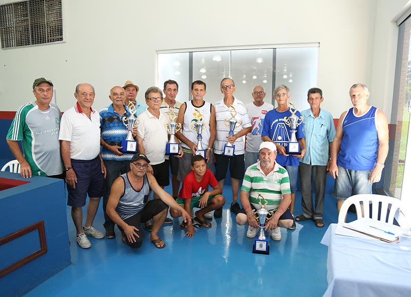 Leonildo e Ademir vencem torneio de bocha no clube Lago Azul