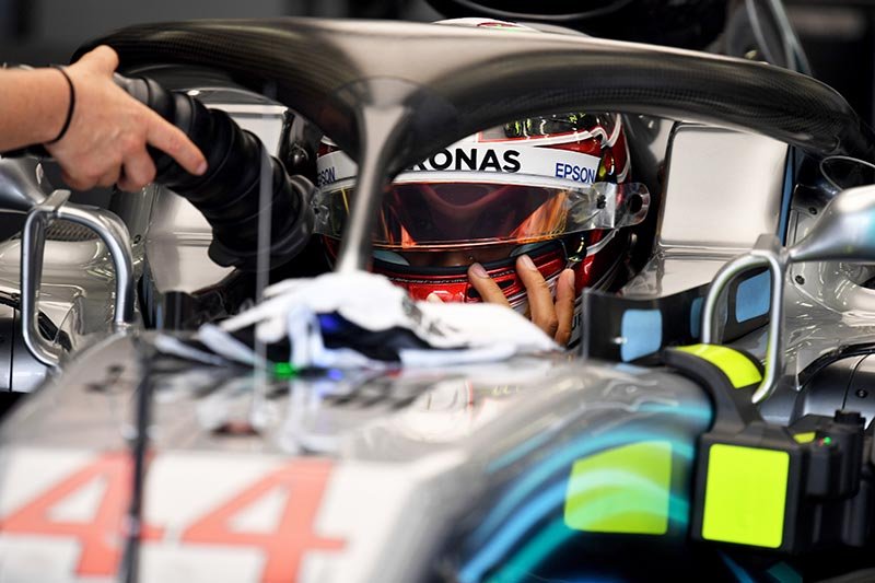 F-1: Por troca de caixa de câmbio, Hamilton perde cinco posições em Bahrein
