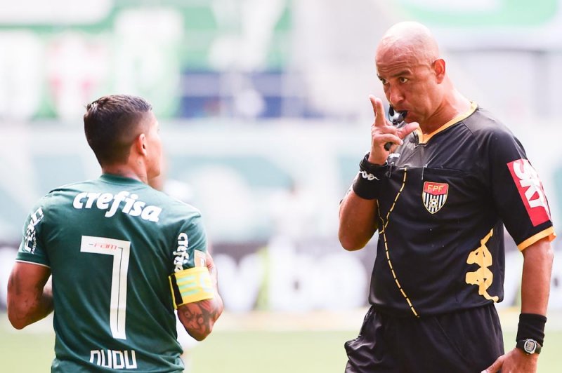 Marcelo Aparecido admite interferência do 5º árbitro e diz que tomou a decisão correta