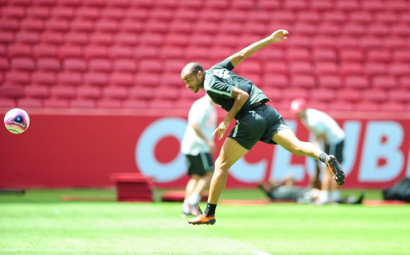 Roger chega ao CT do Corinthians para fazer exames