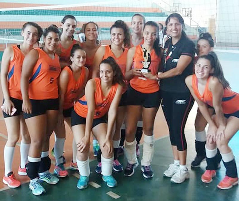 Vôlei feminino categoria infantil estreia em liga com título
