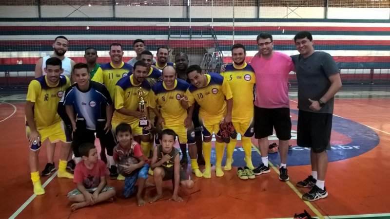 Amigos da Bola conquista título do futsal no Torneio 1º de Maio