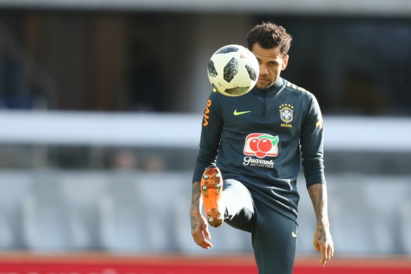 Lateral Daniel Alves está fora da Copa do Mundo