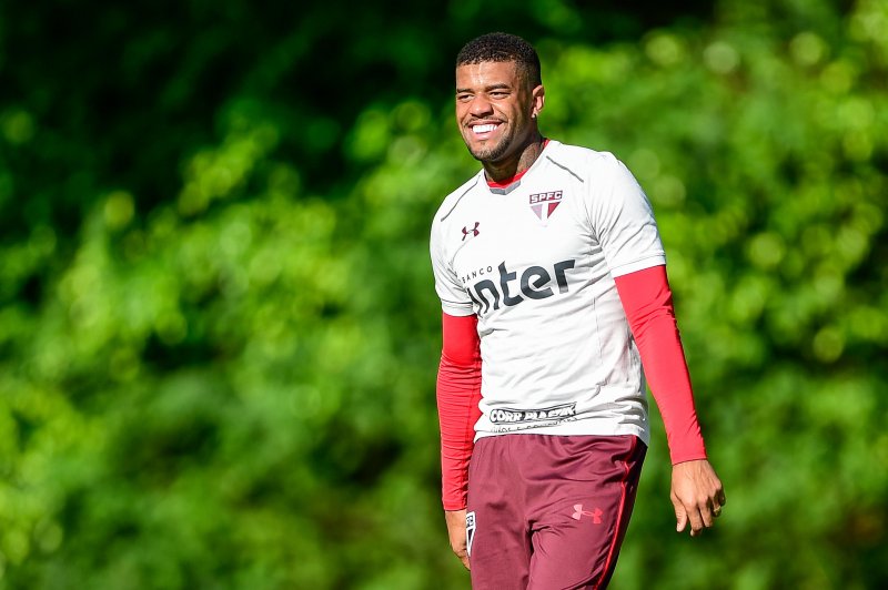 São Paulo treina e ganha reforços para clássico