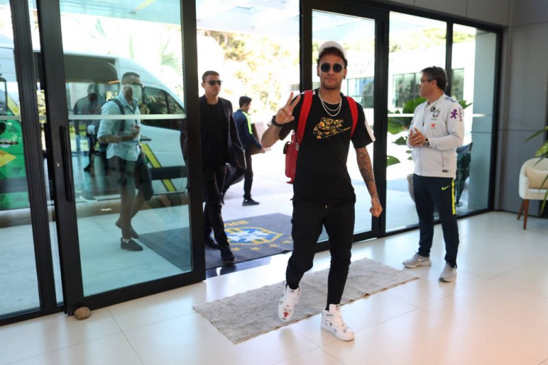 Neymar e Gabriel Jesus chegam à Granja Comary para preparação da Copa