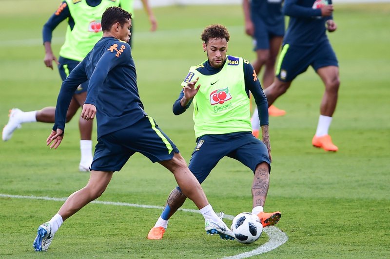 Sem Fagner e Douglas Costa, Tite já divide times e testa Neymar
