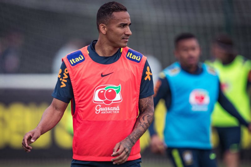 Seleção: Concorrente de Fagner, lateral Danilo ressalta importância de jogar na Europa