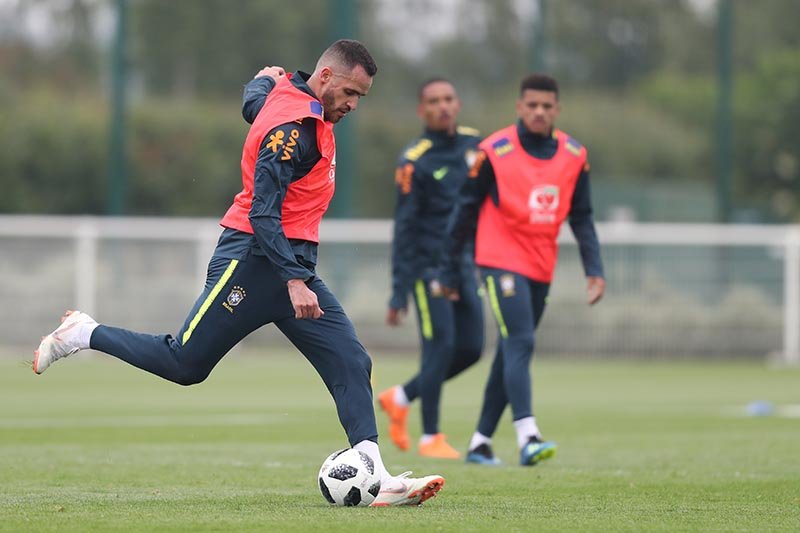 Seleção: Com dores no joelho, Renato Augusto está fora do amistoso contra a Croácia
