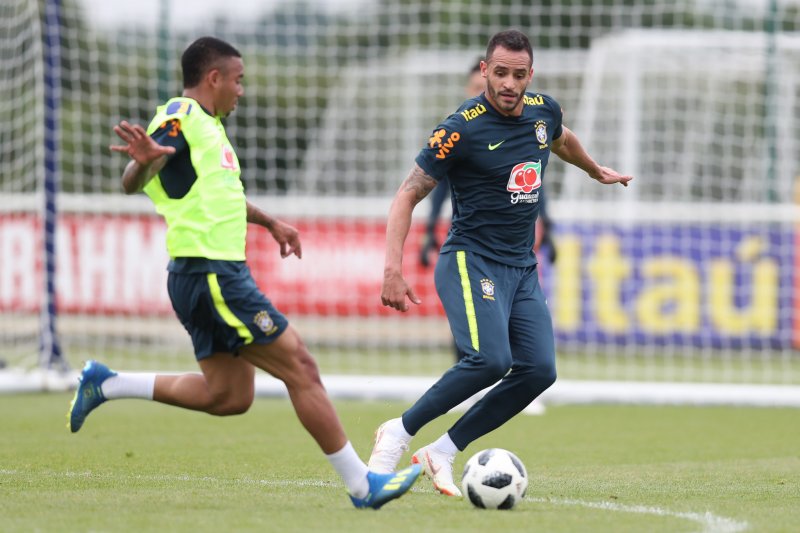 Seleção: Renato Augusto participa de treino com bola e Fred sofre entrada dura